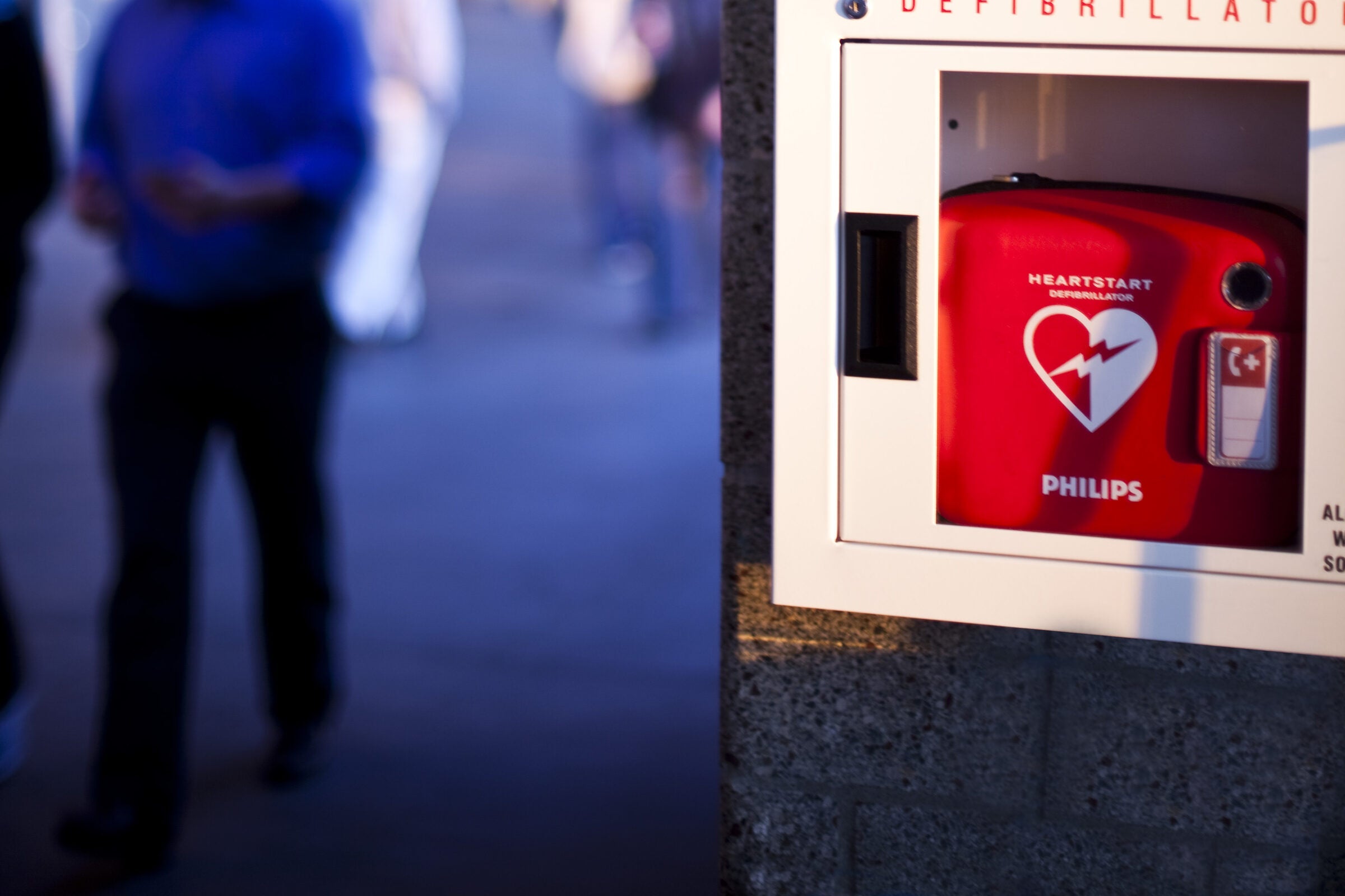 DEA Philips HeartStart installé de façon visible dans un lieu public
