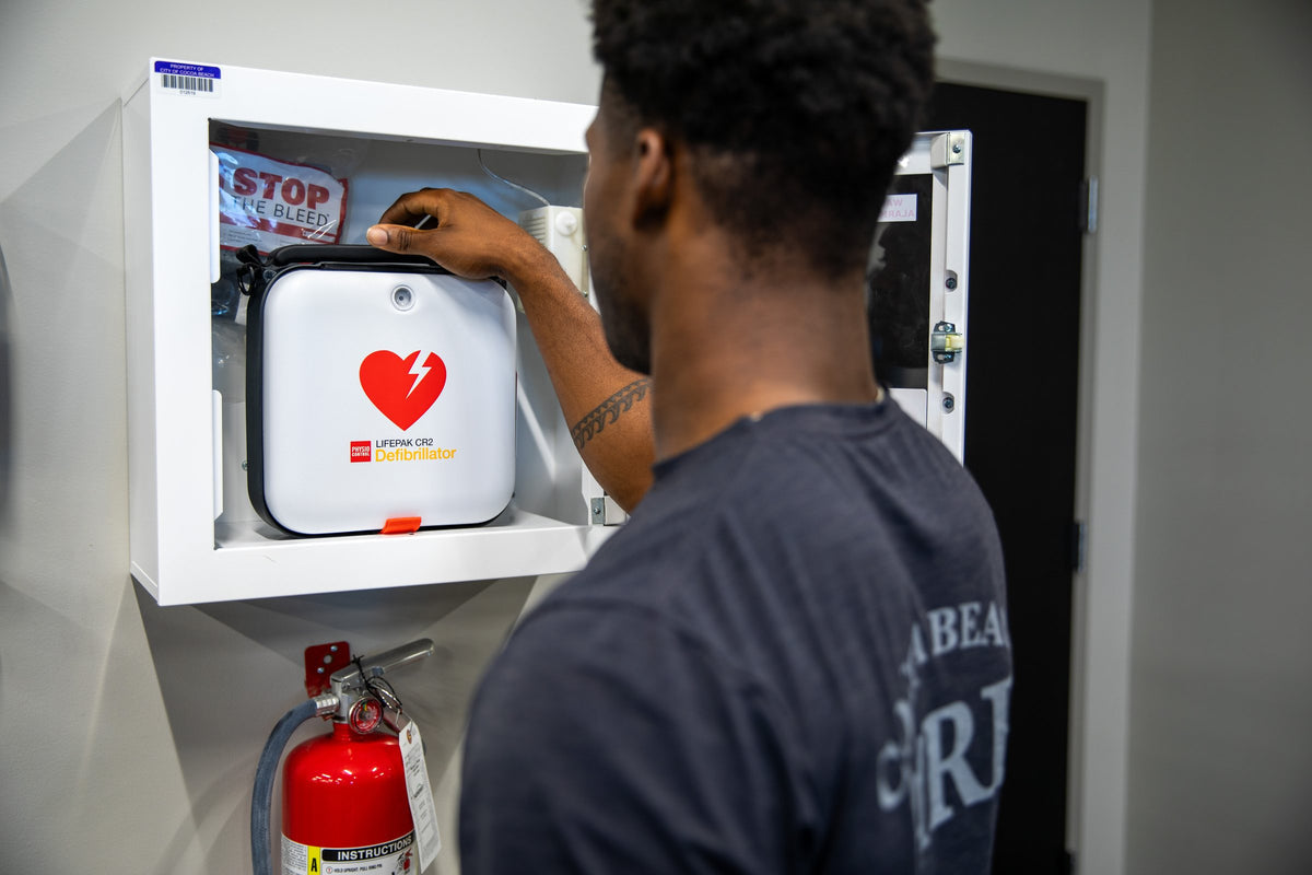 DEA Stryker LIFEPAK CR2 visible dans une armoire accessible au public