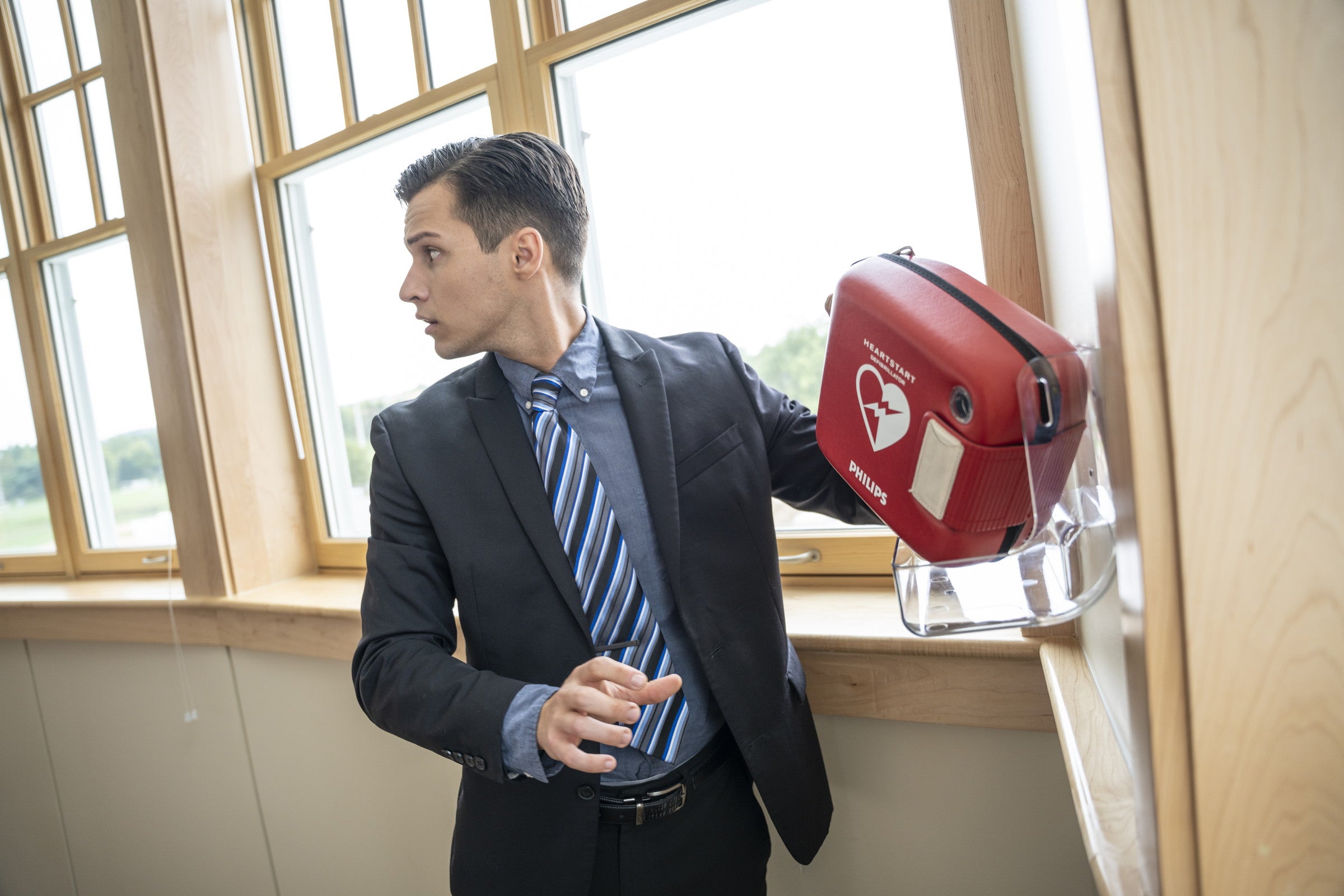 Philips HeartStart FRx AED readiness scenario in a school office